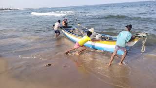 கடலில் சிறிய படகு இறக்கும் காட்சி|Small Boat into sea| கோவளம் கடற்கரை|Kovalam|Beach|Vincent Maths