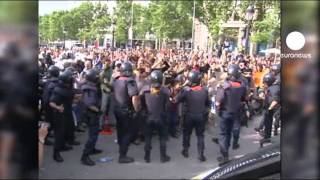 Anti-riot police clear Cataluna square