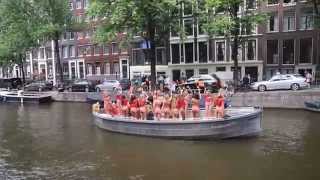 Boot vol meiden in bikini voor Hunkemoller