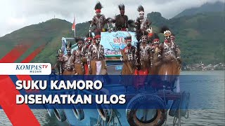 Momen Suku Kamoro Papua Disematkan Kain Ulos Batak