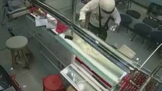 This guy steal in gold shopping