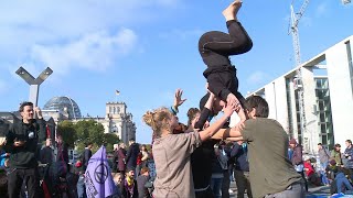 Umweltaktivisten blockieren Brücke in Berlin | AFP