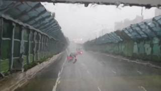 滂沱大雨下的吐露港公路