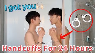 बौछार एकत्र? 😳  24 घंटे के लिए हैंडक्स चैलेंज |Shower Together？😳 Handcuffs Challenge For 24 Hours