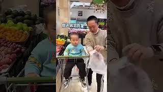 熊孩子进超市就吃，看把爸爸给忙的！#Cute baby#Cute#呆萌小米宝#聪明宝宝#萌娃