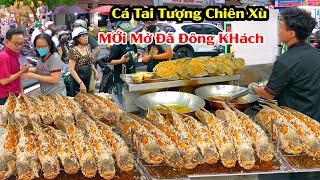 The Brother Who Sells Fried Elephant Ear Fish On The New Street Has Already Attracted Many Custom...