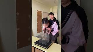 中国功夫：猛男的声音震碎玻璃杯Chinese Kung Fu: The sound of a strong man shatters a glass