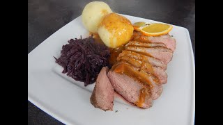 Entenbrust, rosa gebraten, mit feiner Soße, Blaukraut und Knödel