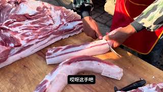 今天老孟掏着了 , 一下子就卖了十多斤大肥肉, 不服不行