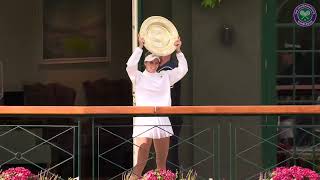 Marketa Vondrousova heads to Wimbledon Balcony and presents trophy to the fans 🏆 | Wimbledon 2023