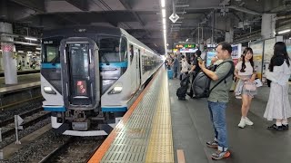 E257系 NA-05編成 特急踊り子2号東京行が10分遅れて品川駅6番線を発車するシーン