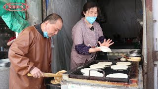 河南手工烧饼铺，一天限量一袋面卖完没有，顾客都是一买好几个