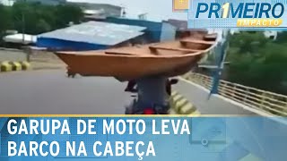 Flagra no trânsito: garupa em moto leva canoa na cabeça | Primeiro Impacto (24/12/24)