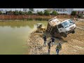 Unexpected! The driver neglected for a minute, just pouring the ground, causing the car to overturn.