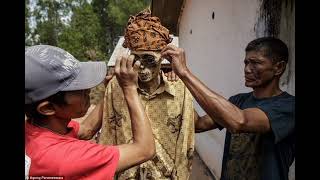 The Ceremony of Cleaning Corpses By The Indonesian Toraja (Ma' Nene Festival) -