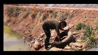 小伙去鱼塘收地笼，发现一个破轮胎拿上岸伸手一摸，高兴坏了