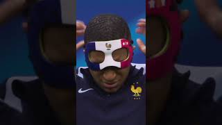 Mbappé mette un masque