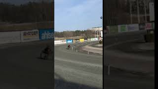 Umberto Tilly går banjobb på Solvalla