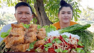 หมูกรอบเสียบไม้ กินกับส้มตำใส่เม็ดสะตอเผ็ดๆแซ่บๆ 20 ธันวาคม พ.ศ.2564