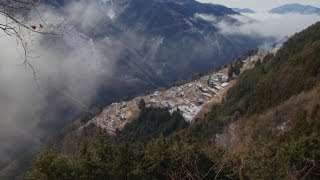 日本のチロル 下栗の里は道幅が狭いので車のすれ違いが大変です