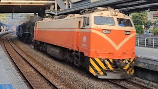 8781次花蓮發車經由北迴線開往富岡基地的一節PBK10502黑色電源行李車+回家過新年的CT273蒸汽火車女王+E303單電頭迴送專列鳴笛通過