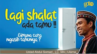 Cara memberitahu tamu ketika kita sedang shalat | Ustadz Somad