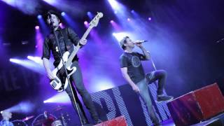 Simple Plan - Perfect (LIVE in Quebec)