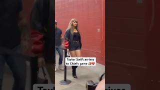 #TaylorSwift arrives in all-black look for #Chiefs game 🖤🏈 (🎥: jaredkoller)