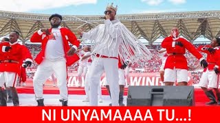 LIVE ALIKIBA NA VITUKO VYA MWIJAKU SIMBA DAY/ UTAIPENDA HII TAZAMA  WAKICHEZA WIMBO WA MNYAMA