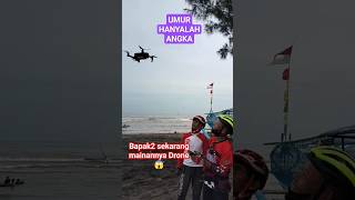 NGERI..Kakek Kakek mainan drone 😲.      #drone #pantai #bapak-bapak #gaul