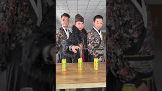 男人徒手捏碎啤酒瓶Man crushes beer bottle with bare hands