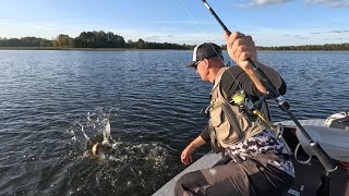 Щука РЯДОМ с Городом где Разрешён Троллинг! Море лодок в будний день!