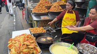 Người dân tập nập đến lễ Phủ Tây Hồ thưởng thức Bánh tôm Hồ tây cực ngon