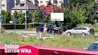 Policja szuka kierowcy, który przejechał przez żywopłot, uderzył w auto i odjechał