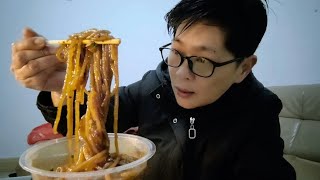 九九儿子深夜订夜宵，家乡的特色美食有嚼劲，嗦粉炒醒了梦中的你