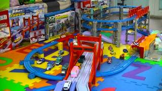 Coche de juguete Tomica Big Bridge and 50+ tomica cars 02033 es