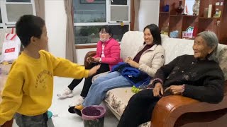 婆婆经不住儿媳软磨硬泡，决定住进新楼房，一家子开心陪伴是幸福