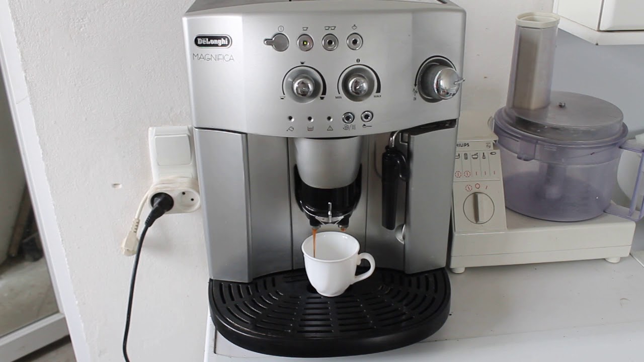 DeLonghi Magnifica ESAM 4200.S - YouTube