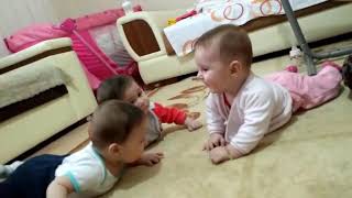 Gülerek anlaşan üçüz bebekler  / Babies with laughs