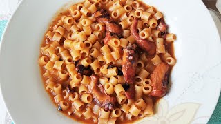 Octopus with red sauce and chopped spaghetti