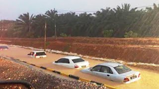 Dozens of cars were flooded in Malacca. Heavy rains in Malaysia continue / Banjir Malaysia 2021