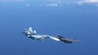 Су-27 дерзко отгоняет F-15 от правительственного борта РФ!