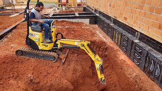 Escavação da piscina| cavamos antes de levantar as paredes, facilita nas manobras da máquina.