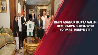 Emin Adanur Bursa Valisi Demirtaş'a Bursaspor forması hediye etti