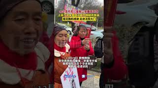 12月19日，貴州貴陽，余華英拐賣兒童案二審重審開庭，楊妞花在上百個尋親家庭擁簇下走進法院。