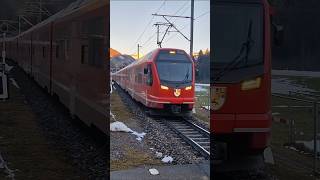 Un lungo treno Capricorn della RhB scende verso Landquart, Zug, Rhätische Bahn, Ferrovia Retica