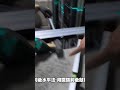 帥哥安裝電梯踩踏板工法