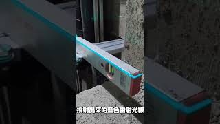 帥哥安裝電梯踩踏板工法