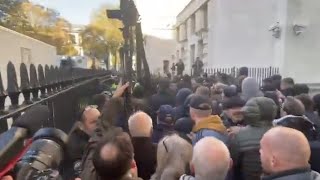 Watch Police  trying to stop Brits from getting to the Cenotaph and failing 🇬🇧