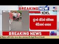 people loot alcohol bottles from car which had met with an accident in navsari tv9gujaratinews